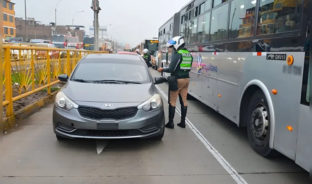Se impondrán multas para aquellos conductores que utilicen vía del Metropolitano. Foto: Andina