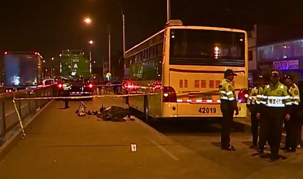 Motociclista fallece en trágico accidente en avenida Universitaria en Comas Motociclista fallece en trágico accidente en avenida Universitaria en Comas