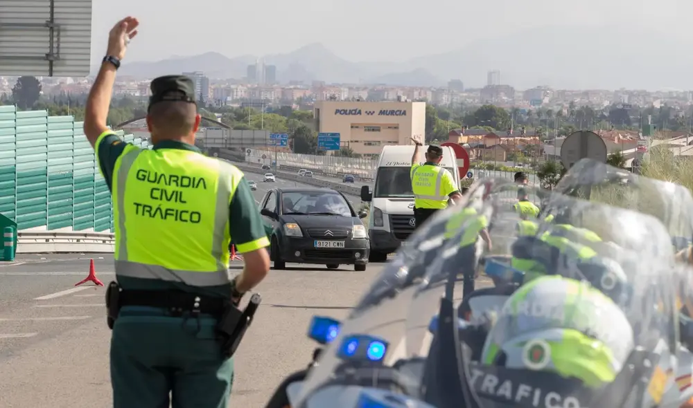 La Dirección General de Tráfico (DGT) propone cambios en la movilidad urbana en España, incluyendo carriles VAO obligatorios y limitaciones de vehículos. Foto: EFE