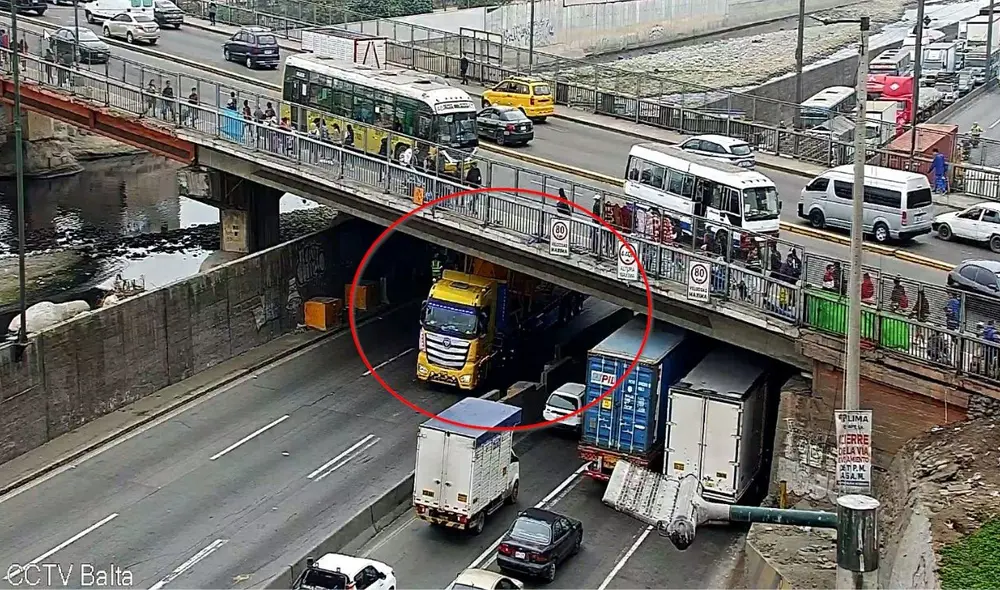 Vehículo de carga queda atrapado en puente Ricardo Palma