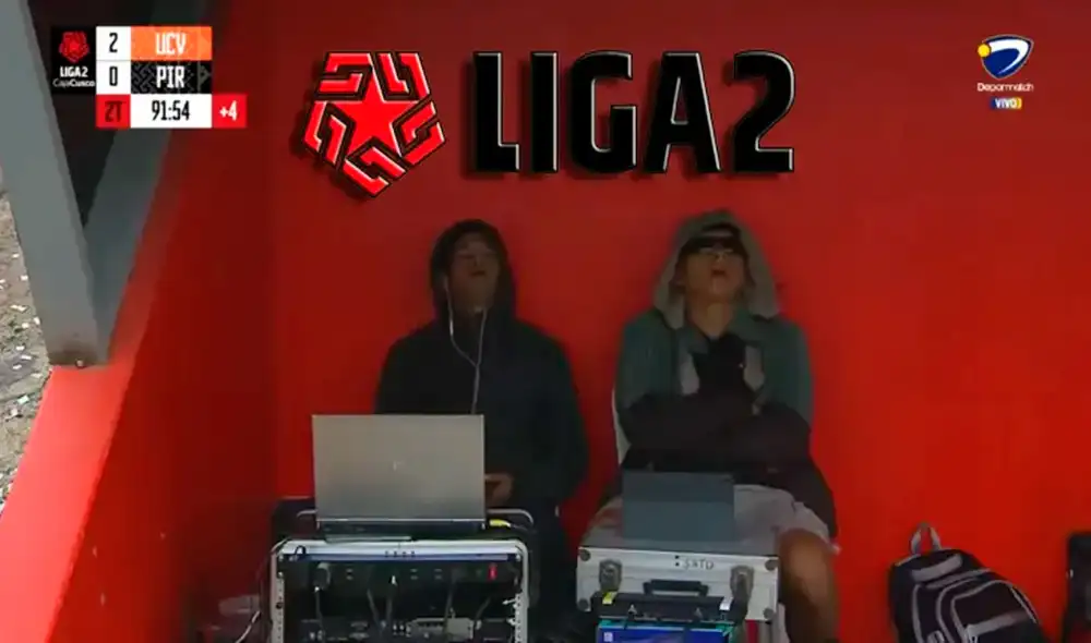 Los dos técnicos no pudieron resistir el cansancio o el aburrimiento y decidieron ponerse a dormir al final del partido de César Vallejo en Trujillo. Foto: X/ @LigmaShitpost