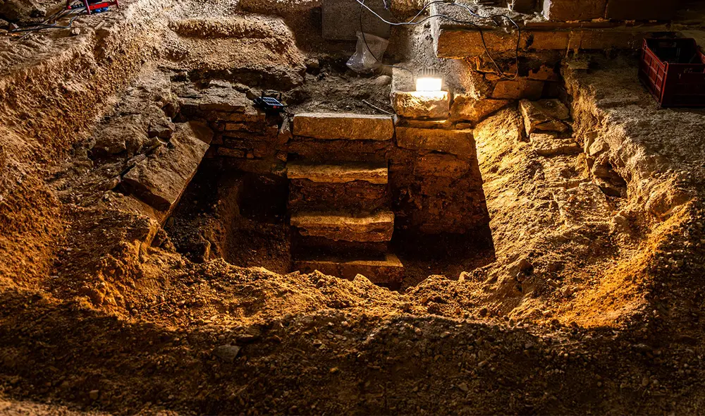Los arqueólogos encontraron una escalera que lleva a las profundidades de la iglesia Saint-Philibert en Francia. Foto: INRAP Los arqueólogos encontraron una escalera que lleva a las profundidades de la iglesia Saint-Philibert en Francia. Foto: INRAP
