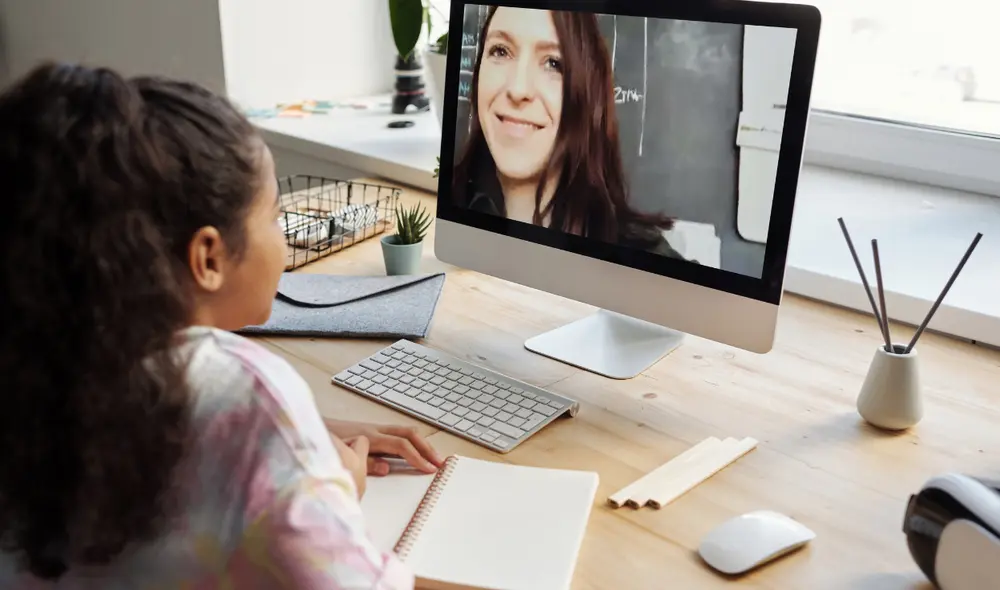 El acceso a las clases en este colegio virtual se da a través de la plataforma Moodle y GSuite de Google.