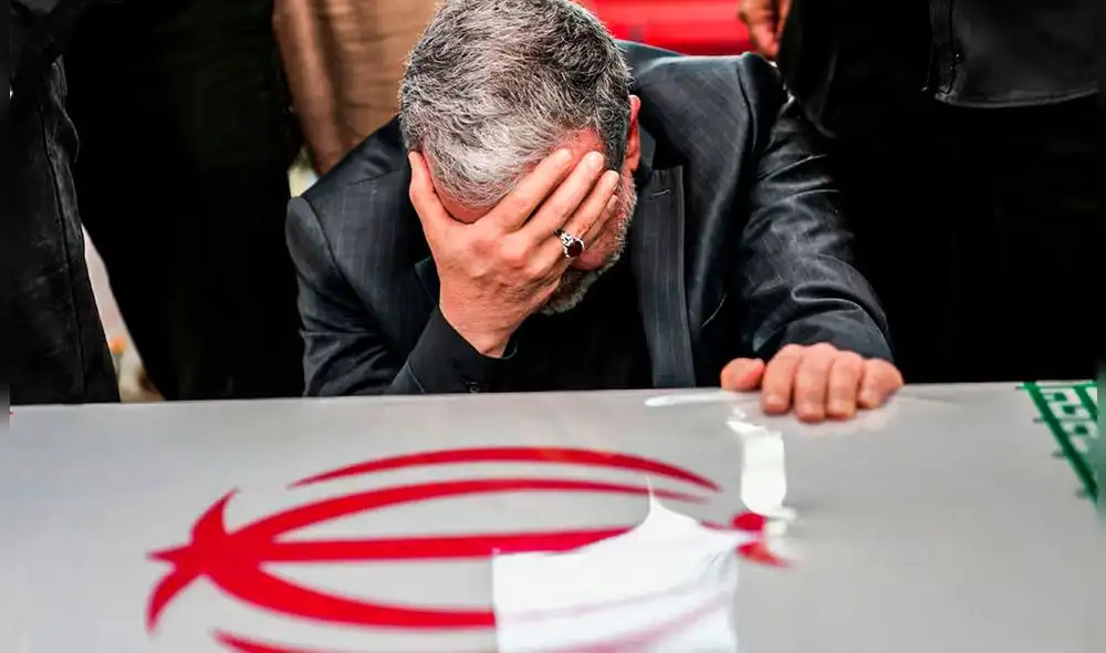 El acto central del gobierno iraní tuvo lugar en la Plaza Enghelab de Teherán, donde se alinearon ataúdes cubiertos con banderas nacionales. Foto: AFP. El acto central del gobierno iraní tuvo lugar en la Plaza Enghelab de Teherán, donde se alinearon ataúdes cubiertos con banderas nacionales. Foto: AFP.