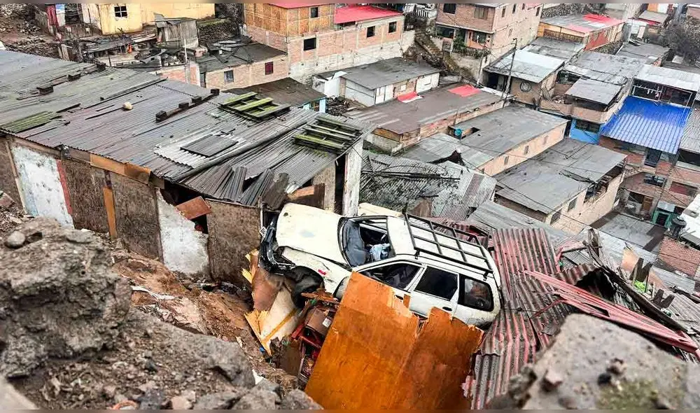 carro colectivo cae sobre vivienda en el Rímac carro colectivo cae sobre vivienda en el Rímac