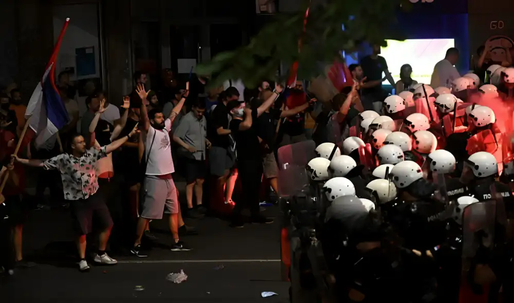 Estudiantes marchan en Belgrado tras meses de protestas contra Aleksandar Vucic. Foto: AFP