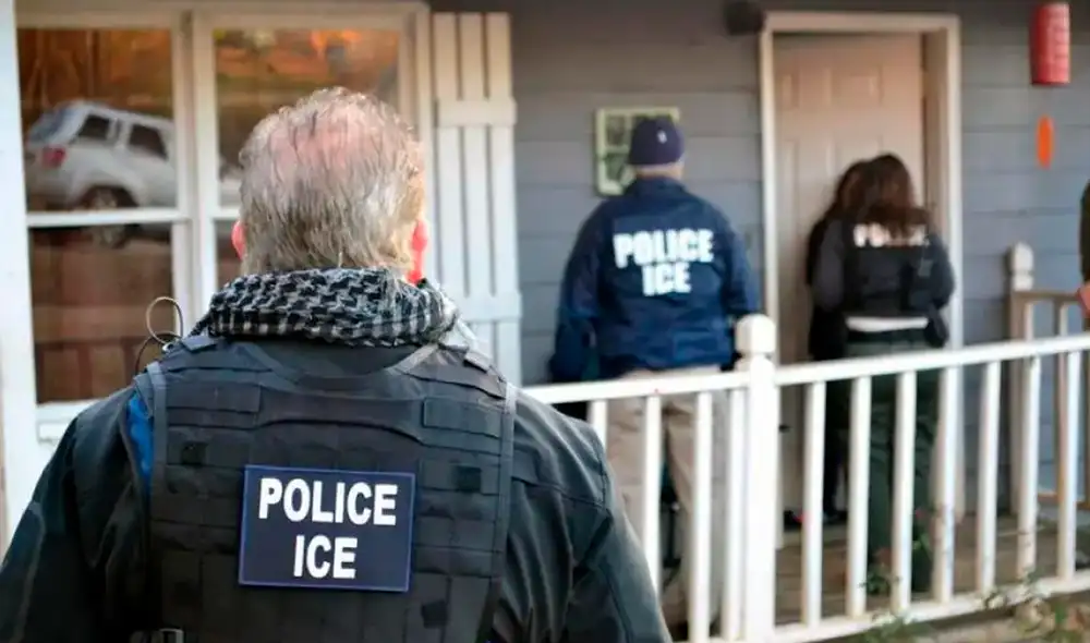 Si ICE ingresa a un domicilio, es crucial mantener la calma y no abrir la puerta sin una orden válida.