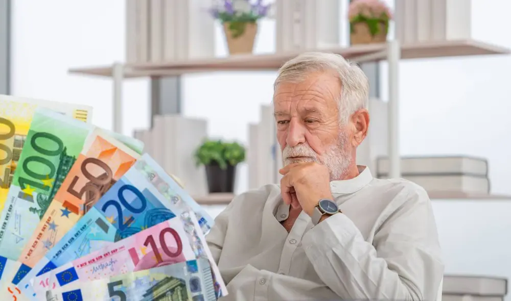 El pago de Seguridad Social para los adultos mayores de 52 años en caso el progenitor haya fallecido. Foto: composición LR/ Pngtree/ Freepik