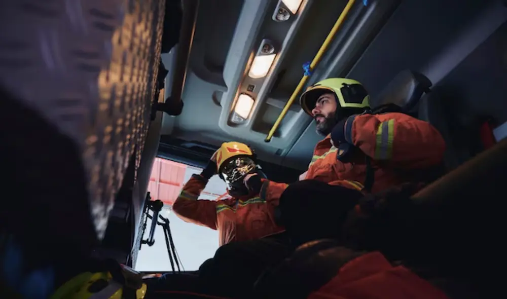 Un bombero de Arnedo, La Rioja, acudió a su puesto con su hijo en brazos tras ser requerido a cubrir un turno, vulnerando su derecho a la conciliación familiar. Foto: EFE