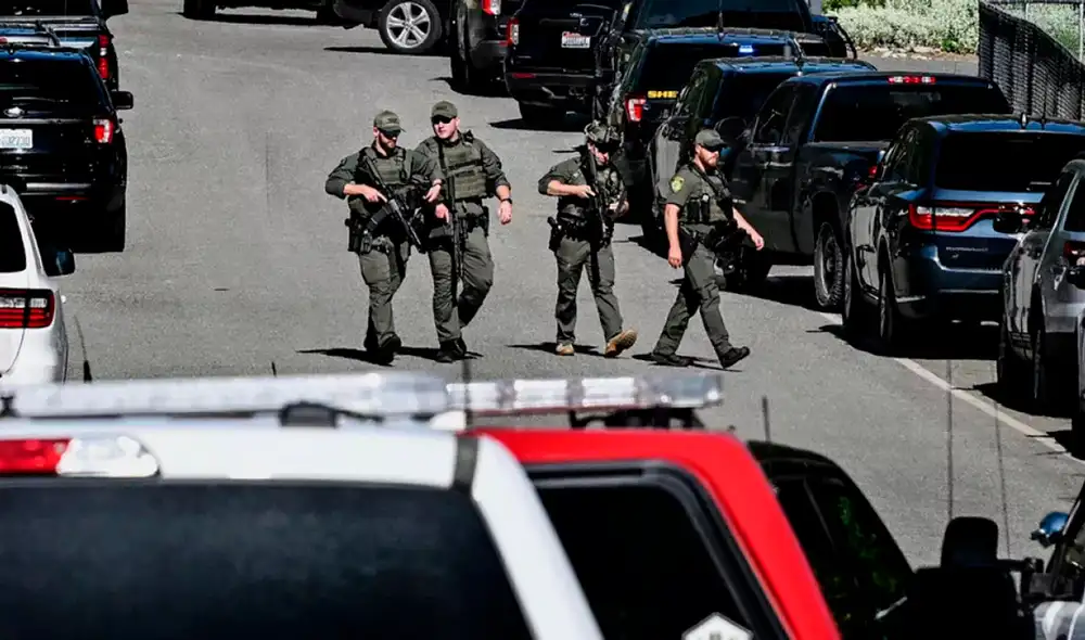 Un francotirador asesinó a dos bomberos que atendían un incendio forestal en Idaho. Un francotirador asesinó a dos bomberos que atendían un incendio forestal en Idaho.