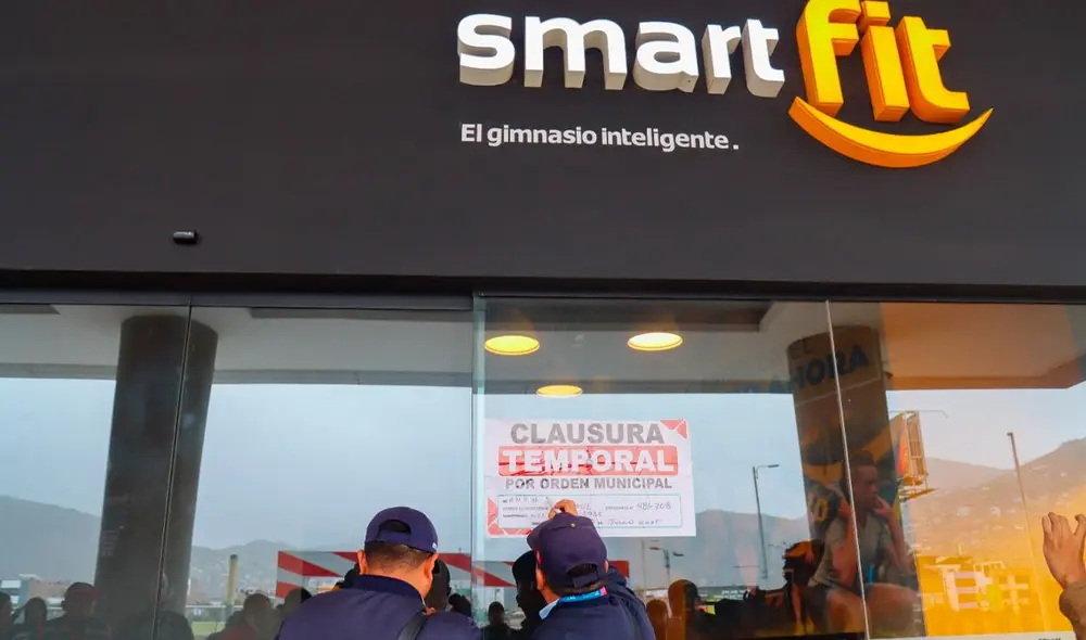 La inoperatividad del ascensor, la ausencia de certificados obligatorios y otras irregularidades fueron las causas de la clausura del Smart Fit. Foto Municipalidad de Ate