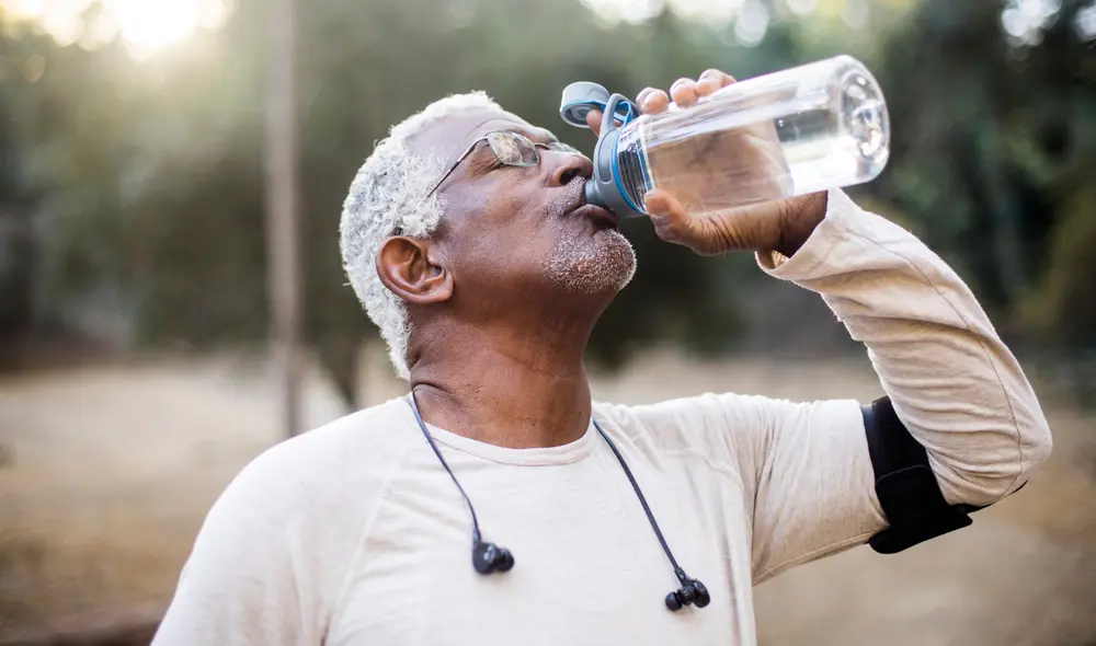 La leche y el café mostraron mayor retención de líquidos que el agua, según estudio. Foto: iStock