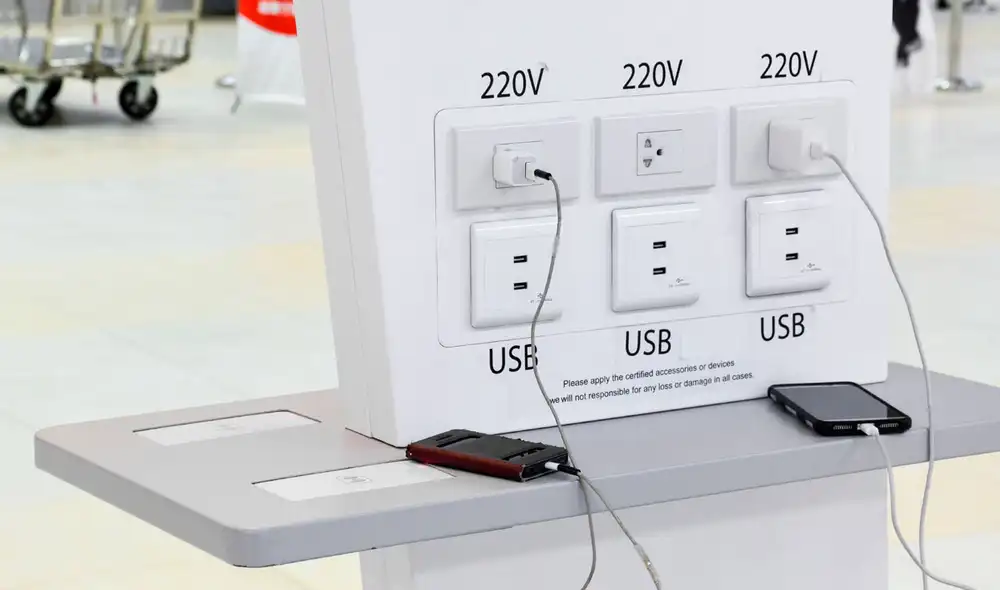 Lo mejor es usar los enchufes tradicionales, ya que los puertos USB podrían haber sido modificados.