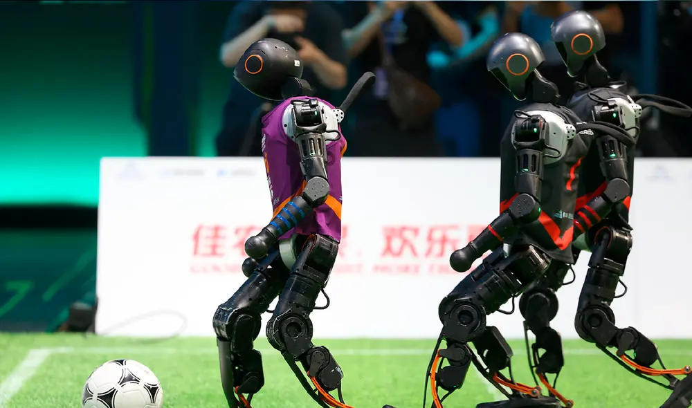 Robots impulsados por la IA compitieron en un torneo de fútbol realizado en China. Foto: News Cgtn