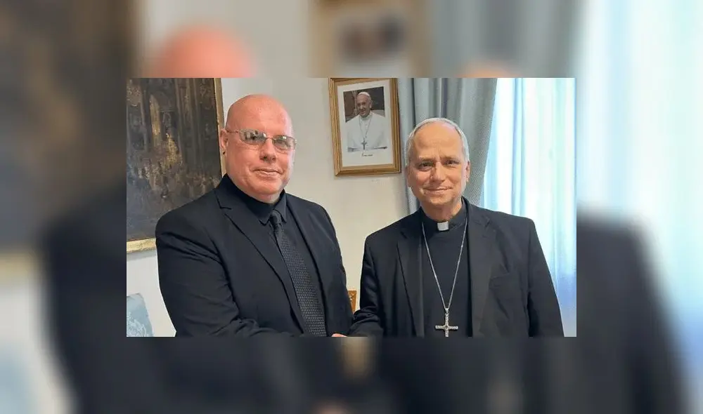 Papa León IV con víctima del Sodalicio Papa León IV con víctima del Sodalicio