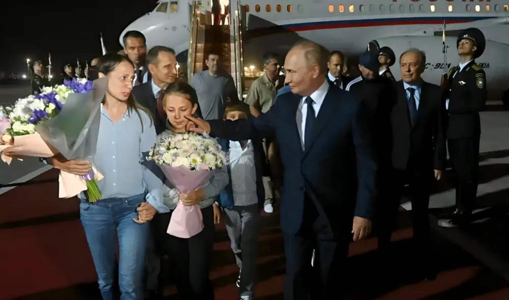 Putin los felicitó en Moscú por su lealtad tras años encubiertos en Sudamérica. Foto: Captura de video TELEFE