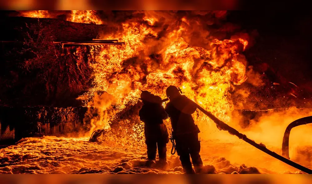 El personal de los servicios de emergencia intenta extinguir el fuego que tras ataque ruso en la región de Járkiv. Foto: Servicio de Emergencias de Ucrania vía AP