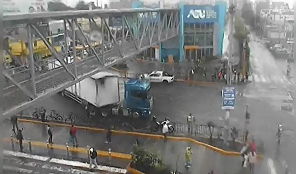 Tráiler quedó atascado luego invadir carril exclusivo del Metropolitano.