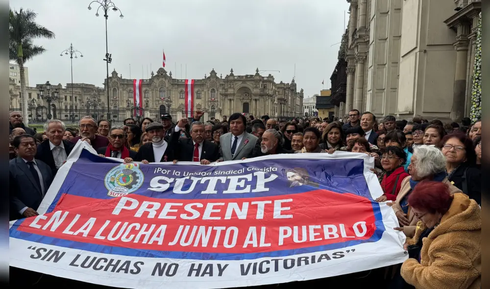 Celebración por el Día del Maestro y 53 años del SUTEP en Plaza de Armas. Foto: Cortesía.
