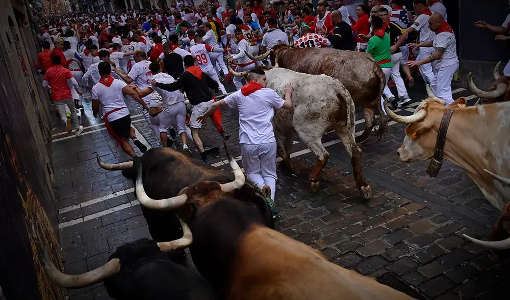 San Fermín 2025 llegó a España. Conoce la historia del santo, el origen de los encierros y por qué esta fiesta navarra es una de las más importantes. Foto: Euronews