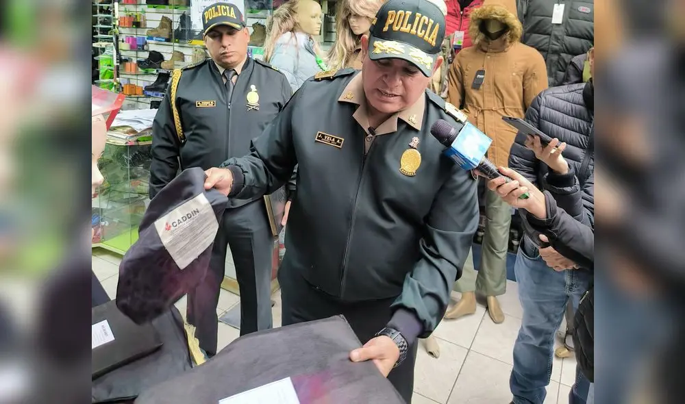 General PNP Javier Vela muestra los chalecos antibalas falsificados. Eran vendidos en el Rímac. General PNP Javier Vela muestra los chalecos antibalas falsificados. Eran vendidos en el Rímac.