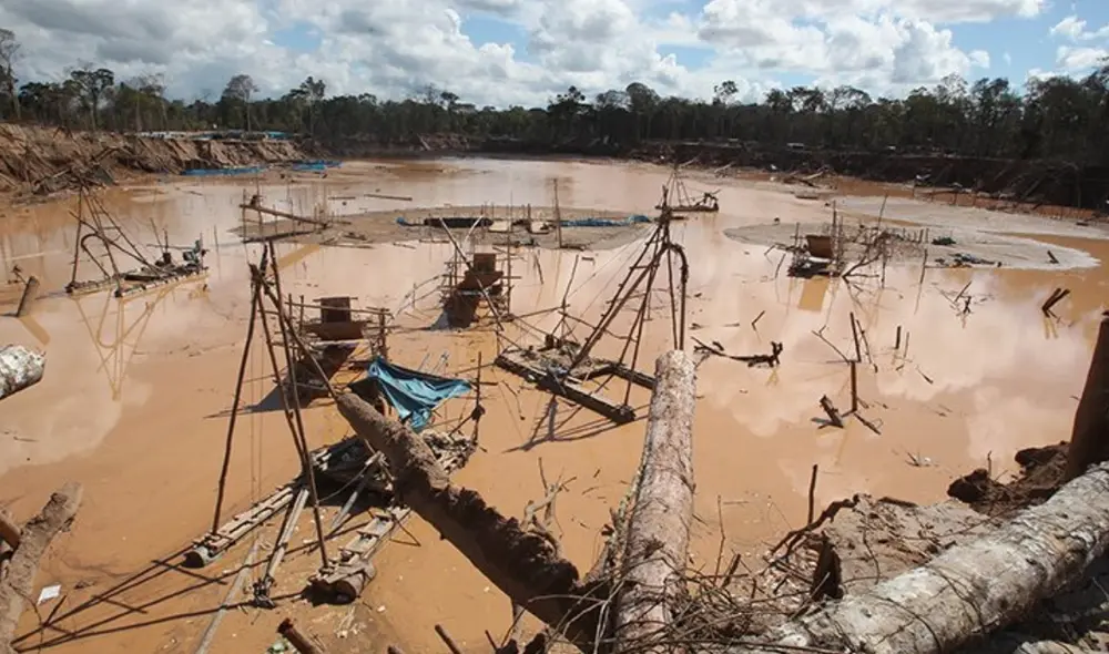 Dina Boluarte en conferencia de prensa: denunció que registros del REINFO eran usados como fachada para minería ilegal y exigió al Congreso aprobar la Ley MAPE.