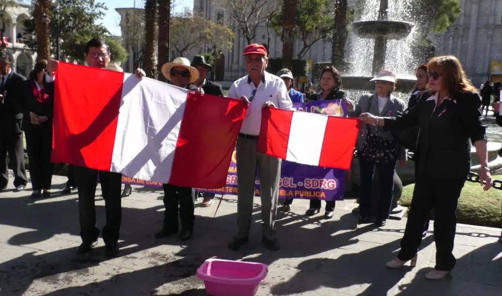 Profesores del Simag denunciaron que no les dejaron desfilar en su día. Foto: Mirelia Quispe - La República.