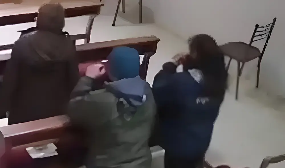 Ladrones robaron la cartera de una mujer dentro de una iglesia en Argentina.