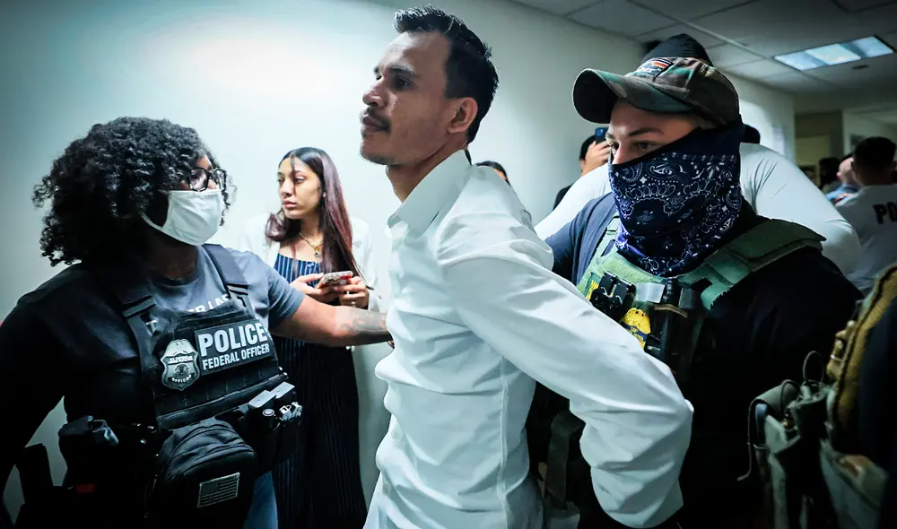 Agentes de ICE sorprenden y arrestan a migrantes en tribunales de inmigración de Estados Unidos.