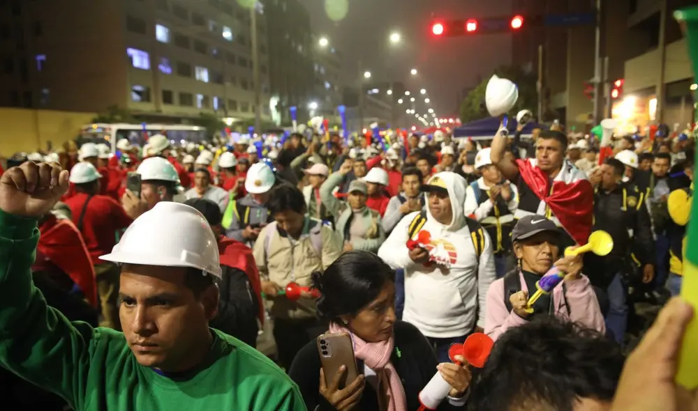 Integrantes de la Confemin se volcaron a las calles para manifestar su rechazo a la decisión del Congreso de rechazar la Ley Mape. Foto: Carlos Félix Integrantes de la Confemin se volcaron a las calles para manifestar su rechazo a la decisión del Congreso de rechazar la Ley Mape. Foto: Carlos Félix