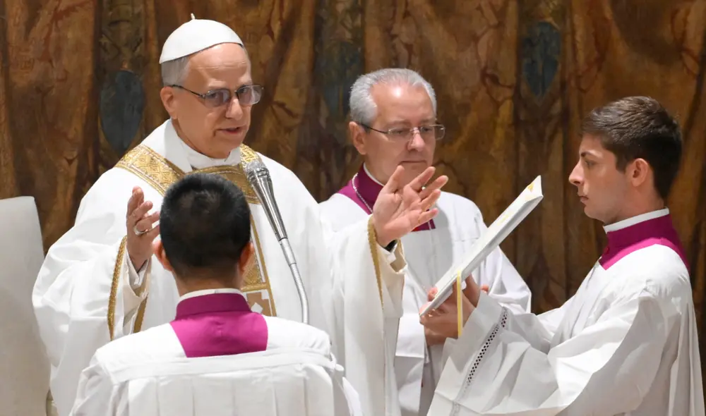 El papa pasa sus vacaciones en el Castel Gandolfo.