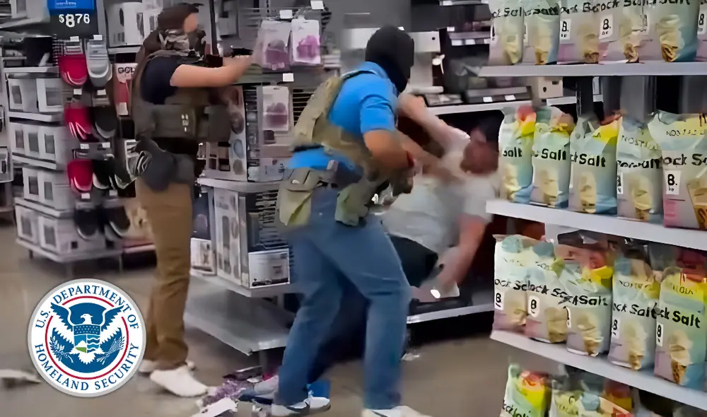 Inmigrante hispano habría sido electrocutado por ICE con un taser en un Walmart de Nuevo México: ''Ayuda, libérenme'' Inmigrante hispano habría sido electrocutado por ICE con un taser en un Walmart de Nuevo México: ''Ayuda, libérenme''