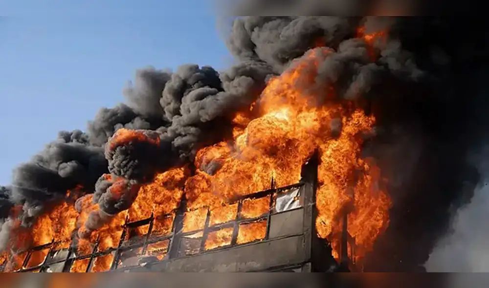 El bombardeo dejo ventanas reventados, fachadas devastadas y coches calcinados. Según autoridades ucranianas informaron daños en al menos 10 distritos de la ciudad. Foto: Servicios de Emergencia de Ucrania El bombardeo dejo ventanas reventados, fachadas devastadas y coches calcinados. Según autoridades ucranianas informaron daños en al menos 10 distritos de la ciudad. Foto: Servicios de Emergencia de Ucrania