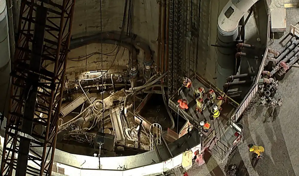 La causa del derrumbe se atribuyó a un "apretamiento del suelo" durante la operación de una tuneladora. Las obras permanecerán suspendidas mientras se investiga el accidente. Foto: Captura/CNN