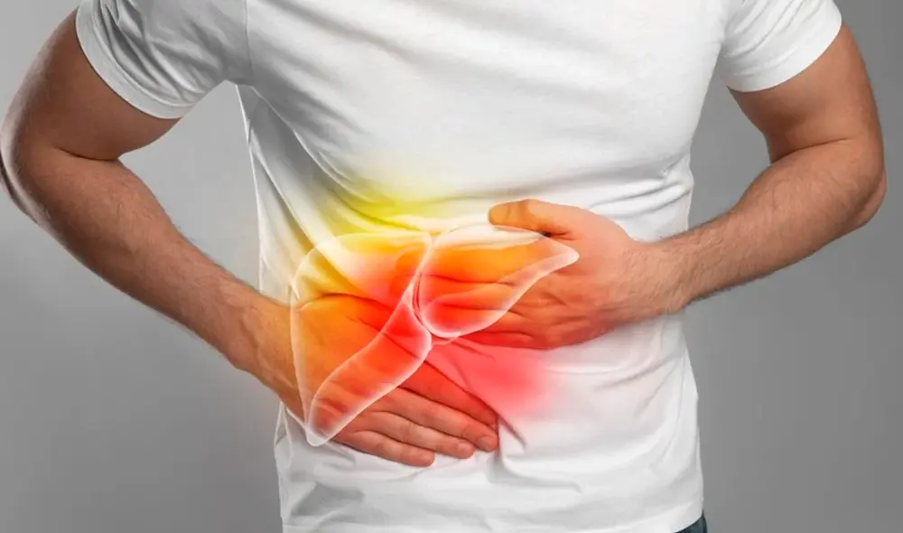 Las causas del hígado graso pueden ser antecedentes familiares, diabetes y tener el colesterol elevado.