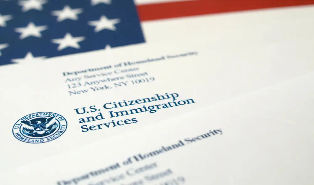 La presentación conjunta del Formulario I-485 permite a los solicitantes de ajuste de estatus enviar su solicitud antes de la aprobación de su visa