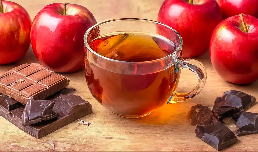 El té, chocolate, las manzanas y uvas, poseen un compuesto que ayudarían a la salud del corazón. Foto: IA ChatGPT El té, chocolate, las manzanas y uvas, poseen un compuesto que ayudarían a la salud del corazón. Foto: IA ChatGPT