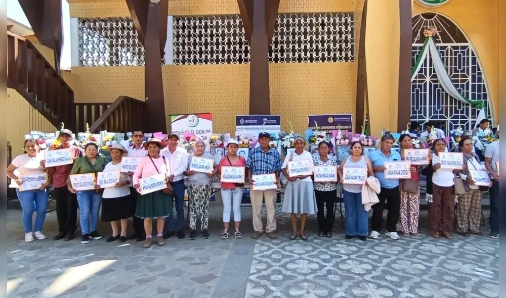 Familiares reciben los restos de sus seres queridos tras una larga espera.