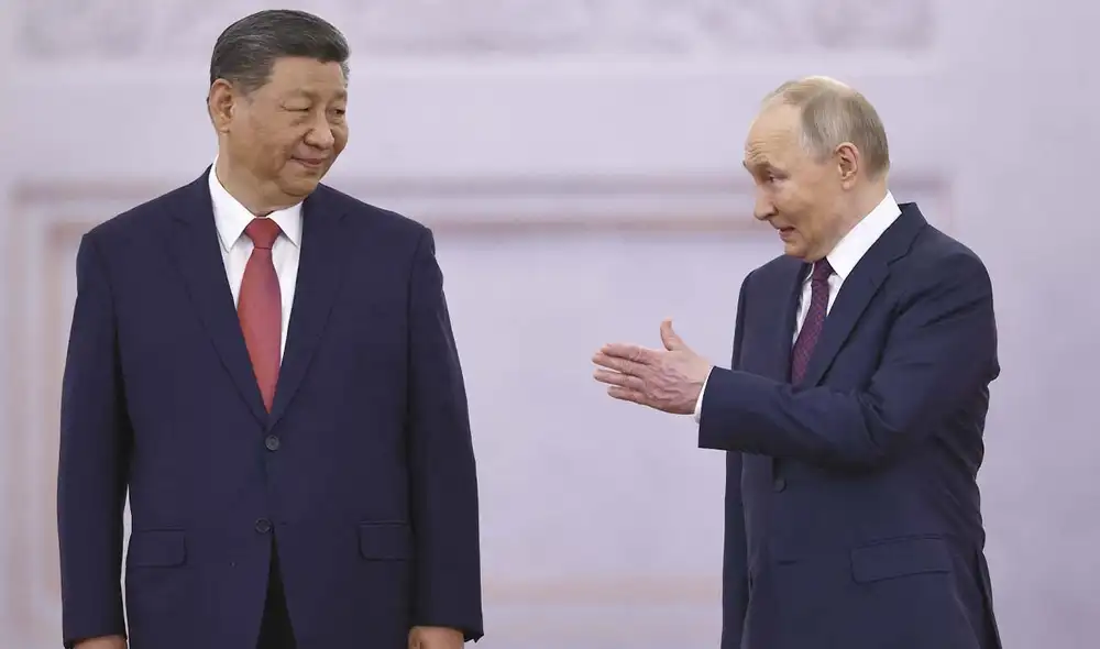 China defiende a Rusia ante las amenazas de Donald Trump de imponer aranceles del 100% si no se llega a un acuerdo en Ucrania. Foto: composición LR/AFP China defiende a Rusia ante las amenazas de Donald Trump de imponer aranceles del 100% si no se llega a un acuerdo en Ucrania. Foto: composición LR/AFP