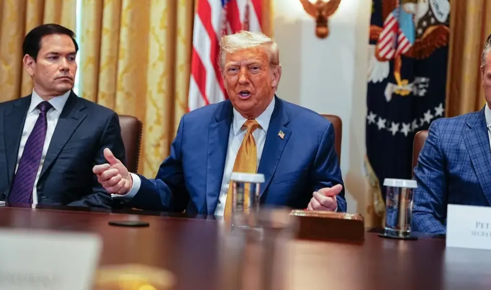 Donald Trump enfrenta una crisis de narrativa por primera vez, atrapado en controversias relacionadas con el caso de Jeffrey Epstein. Foto: EFE