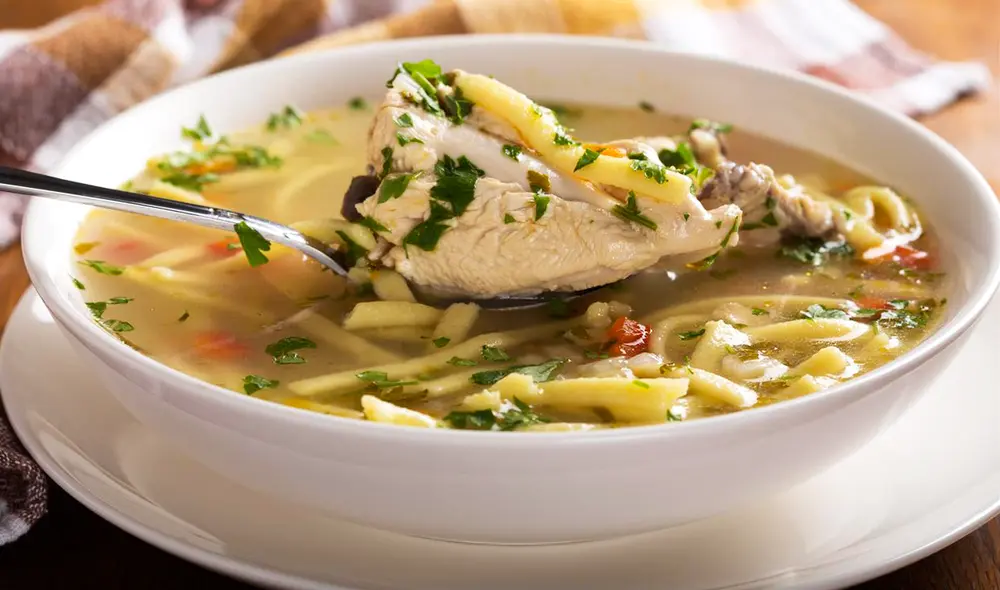 Una sopa de pollo casera funciona como un remedio tradicional en el alivio de la gripe y resfriado, según expertos. Foto: Pexels