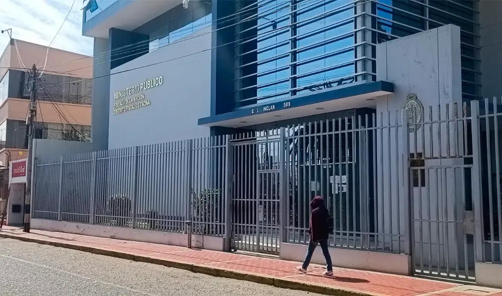 Mientras se investiga el caso, el docente continúa laborando con normalidad.