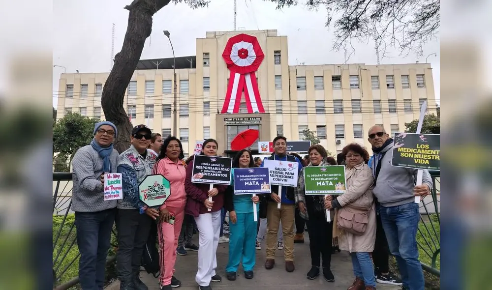 Plantón por falta de medicamentos para el VIH en los exteriores del Minsa.