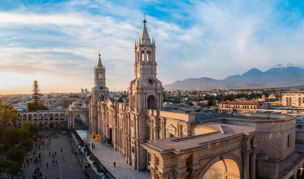 Arequipa cuenta con varios paseos turísticos. Arequipa cuenta con varios paseos turísticos.