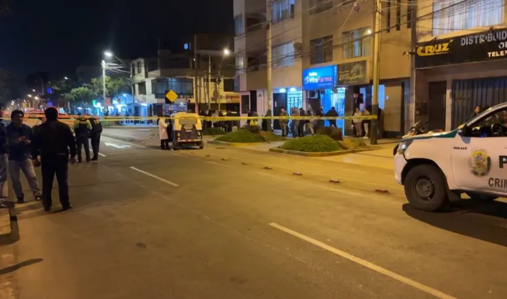 En el distrito de Chorrillos, dos personas fueron atacadas dentro de una mototaxi. Feroz ataque dejó la moto con impactos de bala.