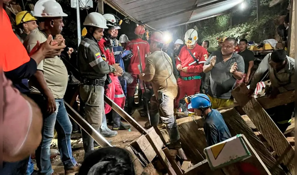 Los mineros atrapados durante cerca de 18 horas fueron rescatados con éxito la madrugada del viernes en Remedios, Colombia. Foto: X/@PedroSanchezCo