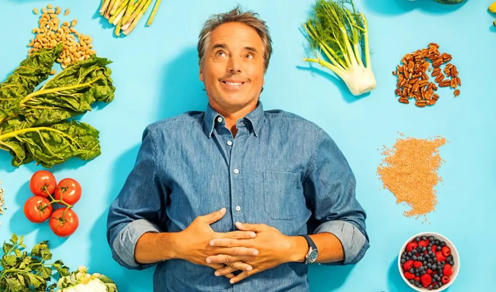 Dan Buettner explica cómo el desayuno impacta la longevidad y salud diaria.