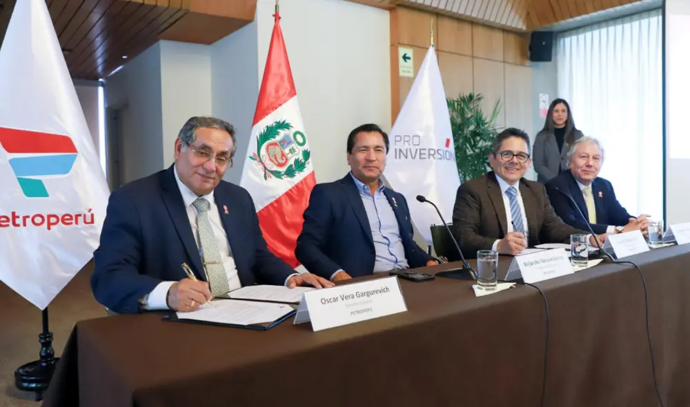 En la firma del convenio participaron Óscar Vera, Alejandro Narváez, Gustavo Villegas y Luis del Carpio. Foto: Petroperú