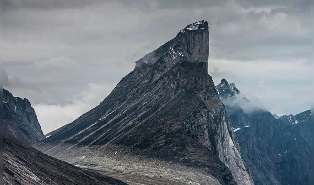 Si un objeto cayera desde la cima del acantilado occidental del Monte Thor se desplomaría 1250 m (4100 pies) antes de impactar contra algo. Foto: IFLScience. Si un objeto cayera desde la cima del acantilado occidental del Monte Thor se desplomaría 1250 m (4100 pies) antes de impactar contra algo. Foto: IFLScience.