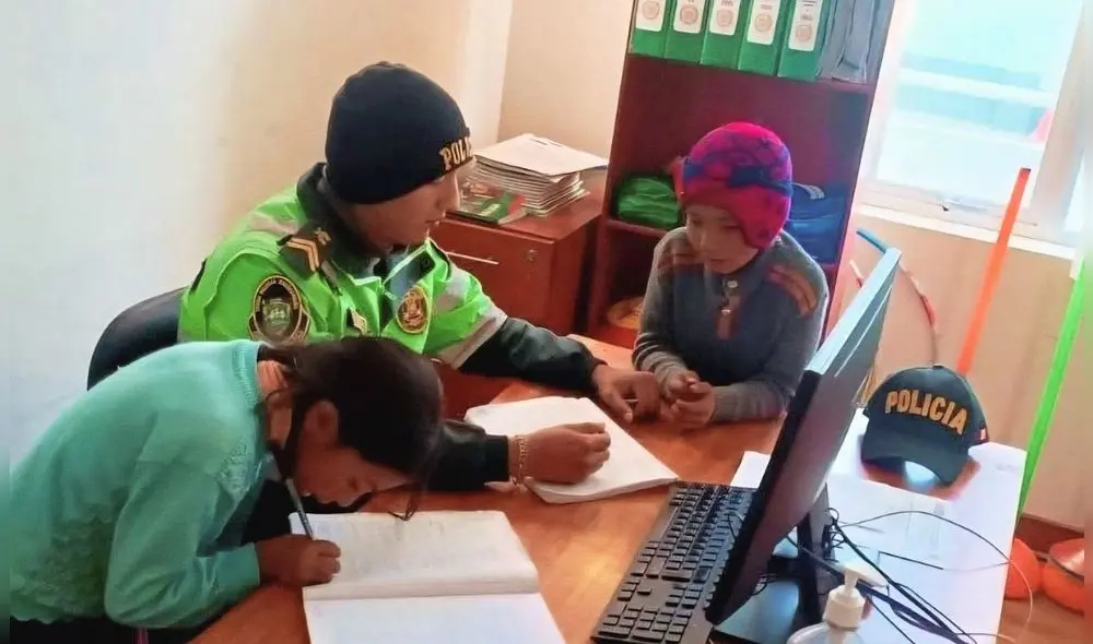 Suboficial de la PNP brinda clases de reforzamiento a dos hermanitos dentro de comisaría. Suboficial de la PNP brinda clases de reforzamiento a dos hermanitos dentro de comisaría.